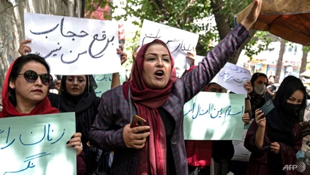 Wanita Afghanistan memprotes keputusan Taliban untuk menutupi wajahSekitar selusin wanita memprotes di Kabul menentang dekrit baru Taliban bahwa wanita harus menutupi wajah dan tubuh mereka sepenuhnya saat di depan umum.