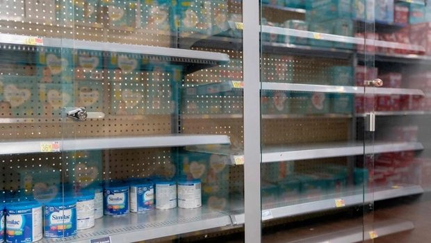 Rak-rak toko kelontong tempat susu formula bayi biasanya disimpan terkunci dan hampir kosong di Washington, DC, AS pada Rabu 11 Mei 2022. 