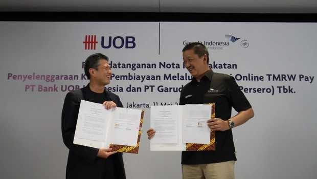 Direktur Utama Garuda Indonesia Irfan Setiaputra (kanan) dan Presiden Direktur UOB Indonesia Hendra Gunawan (kiri) melakukan penandatanganan nota kesepakatan penyelenggaraan kredit pembiayaan melalui Aplikasi TMRW Pay dalam rangka memberikan kemudahan bagi konsumen Indonesia untuk layanan tiket penerbangan di Jakarta, Rabu 11 Mei 2022.
