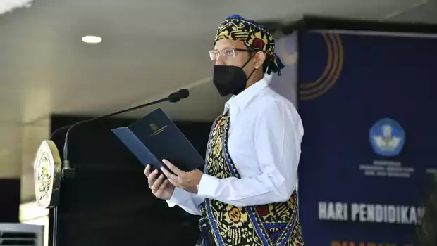 Menteri Pendidikan, Kebudayaan, Riset, dan Teknologi (Mendikbudristek) Nadiem Anwar Makarim menghadiri upacara Hari Pendidikan Nasional (Hardiknas) tahun 2022 secara hibrida di halaman kantor Kemendikbudristek, pada Jumat 13 Mei 2022.