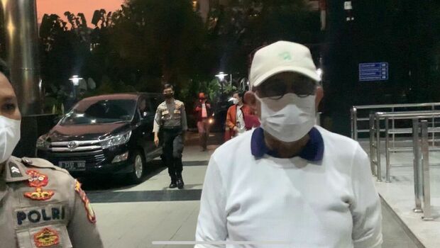 Wali Kota Ambon Richard Louhenapessy yang dijemput paksa tim penyidik KPK tiba di Gedung Merah Putih KPK, Jakarta, Jumat, 13 Mei 2022.