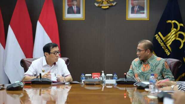 Menkumham Yasonna Laoly terima kunjungan Ketua KPU Hasyim Asy'ari dan para anggota KPU di Kantor Kemenkumham, Jakarta, Jumat, 13 Mei 2022.