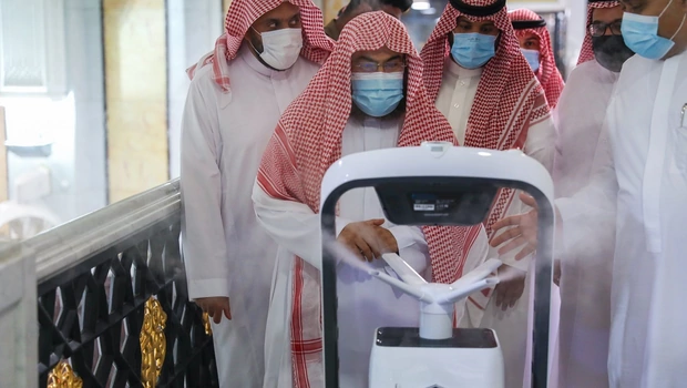 Robot disinfeksi di Masjidil Haram, Mekah.