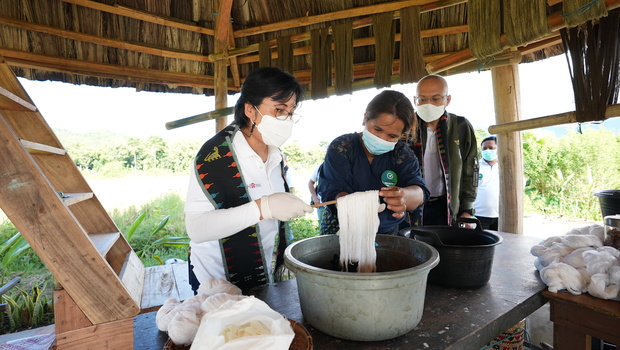 Venusiana melihat proses pembuatan tenun di desa komunitas pembuat tenun di Labuan Bajo, Manggarai Barat, Nusa Tenggara Timur, Kamis, 10 Maret 2022.