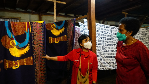 Venusiana ditemani budayawan dan akademisi Papua, Yakoba Womsiwor, melihat hasil kerajinan batik di Sentani, Jayapura, Papua.