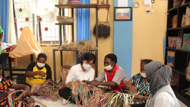Venusiana ikut menganyam noken di komunitas mama-mama di Sorong, Papua Barat, Jumat, 4 Februari 2022.  