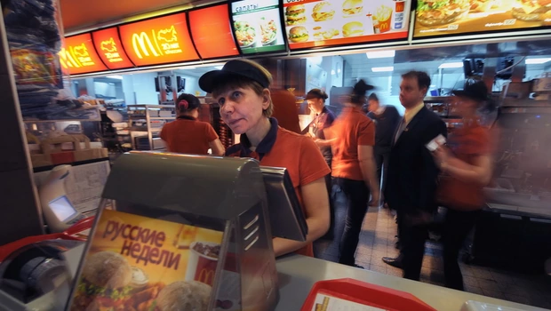 Foto dokumentasi pada 1 Februari 2010, karyawan melayani klien di restoran McDonald's di alun-alun Pushkin di Moskwa, Rusia.