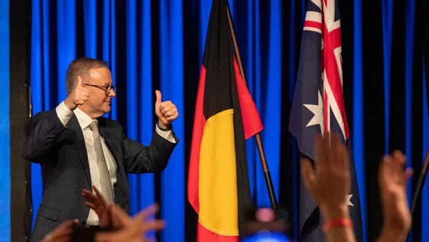 Pemimpin oposisi Australia Anthony Albanese memberi isyarat saat ia berjalan dari panggung setelah memenangkan pemilihan umum 2022 di Sydney pada Sabtu 21 Mei 2022.
