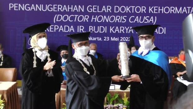 Menteri Perhubungan (Menhub) Budi Karya Sumadi mendapatkan anugerah gelar doktor kehormatan (honoris causa) dalam bidang transportasi dari Universitas Gadjah Mada (UGM), Yogyakarta, Senin, 23 Mei 2022.
