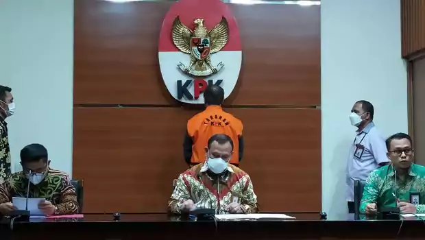 Ketua KPK, Firli Bahuri menyampaikan penahanan tersangka kasus dugaan korupsi pengadaan helikopter AW-101, Irfan Kurnia Saleh di Gedung Merah Putih, KPK, Jakarta, Selasa, 24 Mei 2022. 