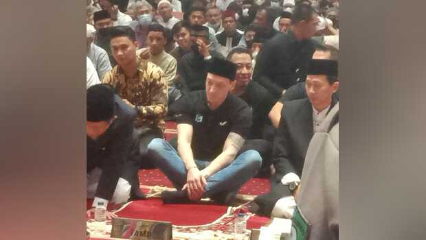 Mesut Ozil saat melaksanakan ibadah Salat Jumat di Masjid Istiqlal, Jakarta, Jumat, 27 Mei 2021.