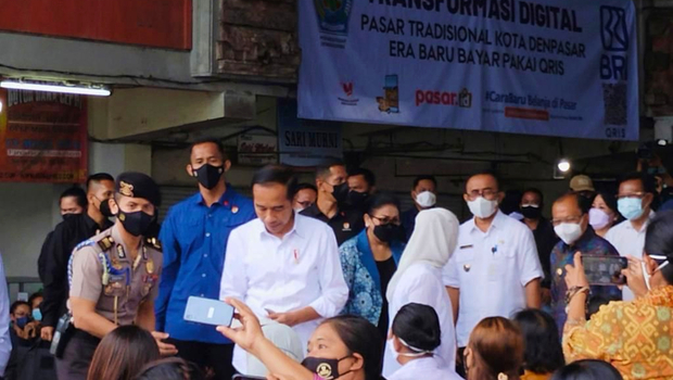 Presiden Joko Widodo saat menyerahkan bantuan di Pasar Kereneng, Denpasar, Rabu 25 Mei 2022.