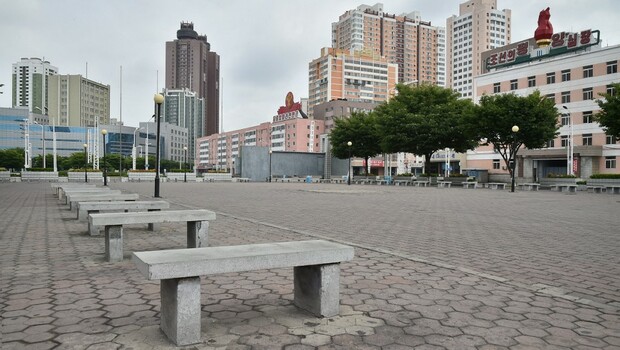 Sebuah taman kosong di luar Stasiun Kereta Api Pyongyang karena lockdown untuk mengekang penyebaran Covid-19 pada 27 Mei 2022.