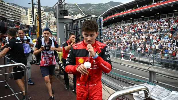 Pembalap tim Ferrari Charles Leclerc berjalan di area pit setelah sesi kualifikasi di sirkuit jalanan Monte Carlo di Monako.