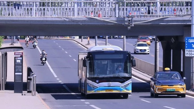 Bus kota Beijing melaju di ring road 3 tanpa berhenti di halte Panjiayuan pada 26 Mei 2022.