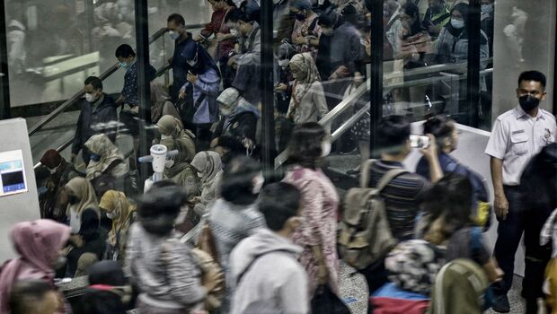 Penumpang commuterline pindah jalur menuju peron arah jalur Depok dan Bogor saat jam pulang kerja, di Stasiun Manggarai, Jakarta Selatan, Senin 30 Mei 2022 sore.