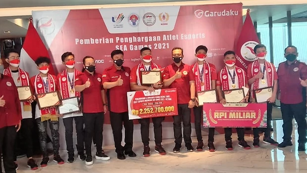 Ketua Umum Pengurus Besar Esports Indonesia (PBESI) Budi Gunawan (keenam kiri) memberikan bonus kepada atlet esports berprestasi di SEA Games 2021, Kamis, 2 Juni 2022.
