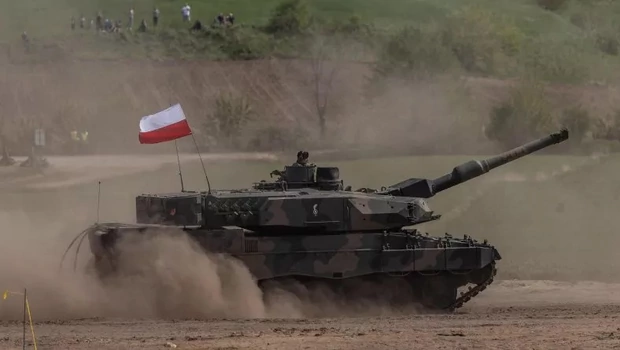 Tank Leopard Polandia terlihat saat pasukan dari Polandia, AS, Prancis, dan Swedia ikut serta dalam latihan militer DEFENDER-Europe 22, di Nowogrod, Polandia pada 19 Mei 2022.