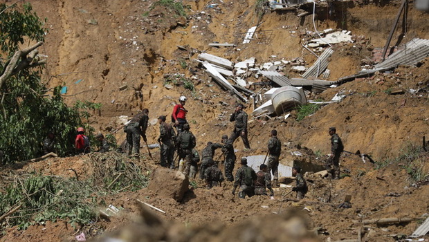 Petugas pemadam kebakaran dan tentara Brasil mencari korban tanah longsor di komunitas Bola de Ouro, kota Jaboatao dos Guararapes, negara bagian Pernambuco, Brasil, pada Rabu 1 Juni 2022. 