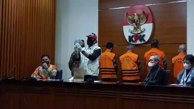 Tim satgas KPK menunjukkan uang yang disita saat OTT terhadap mantan Wali Kota Yogyakarta, Haryadi Suyuti. 