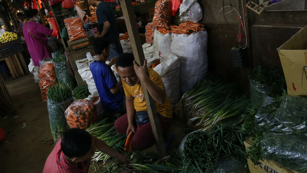 Suasana perdagangan di lapak sayur mayur Pasar Senen, Jakarta Pusat.