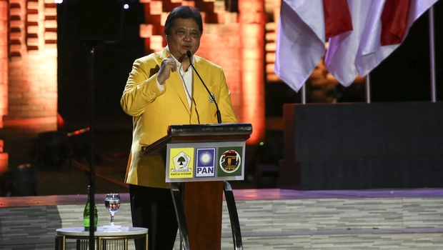 Ketua Umum Partai Golkar Airlangga Hartarto memberikan sambutan pada acara silaturahmi Koalisi Indonesia Bersatu (KIB) di Plataran Senayan, Jakarta, Sabtu, 4 Juni 2022.