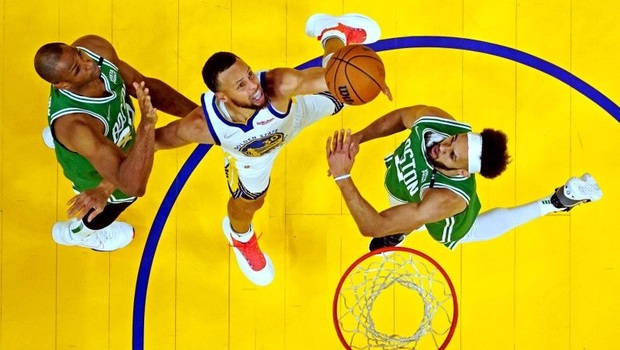 Pemain bintang Golden State Warriors Stephen Curry (tengah) berebut bola dengan center Boston Celtics Al Horford (kiri) dan guard Derrick White dalam game kedua final NBA 2022 di Chase Center, San Francisco.