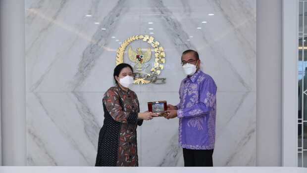 Ketua DPR Puan Maharani dan Ketua KPU Hasyim Asy’ari. 