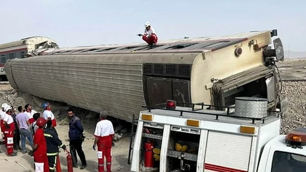 Petugas penyelamat bekerja di rangkaian kereta yang mengalami kecelakaan dan keluar jalur di Tabas, provinsi Yazd, Iran.