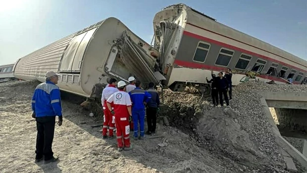 Tim penyelamat di lokasi kereta tergelincir di dekat kota Tabas di Iran tengah di jalur antara kota Mashhad dan Yazd di Iran.