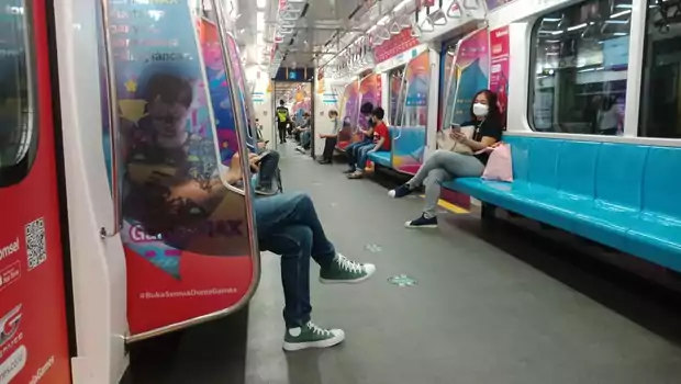 MRT Jakarta terhambat akibat adanya gangguan daya pada gardu traksi Cipete Raya, Kamis 9 Juni 2022.