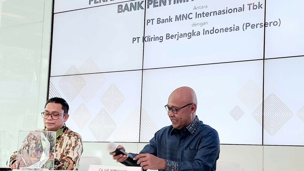 Direktur Utama PT Kliring Berjangka Indonesia (KBI) Fajar Wibhiyadi bersama Presiden Direktur MNC Bank Mahdan, di acara penandatanganan kerja sama antara KBI dengan MNC Bank, 9 Juni 2022.