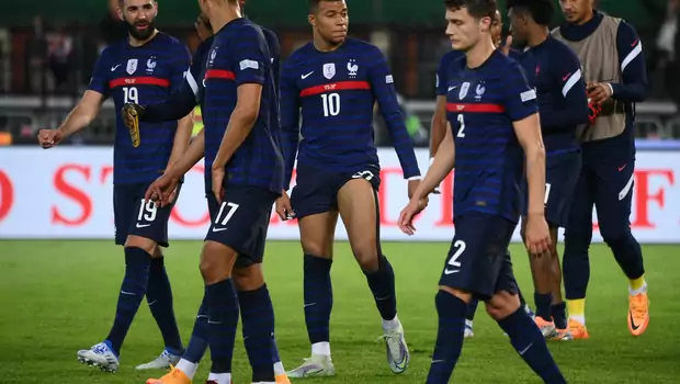 Para pemain Prancis terlihat lesu setelah hanya bermain imbang melawan Austria, dalam lanjutan UEFA Nations League, Jumat, 10 Juni 2022. 