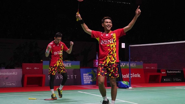 Fajar Alfian dan Muhammad Rian Ardianto merayakan kemenangan dalam pertandingan Final Ganda Putra Daihatsu Indonesia Masters 2022 usai melawan Liang Wei Keng dan Wang Chang di Jakarta Minggu 12 Juni 2022.