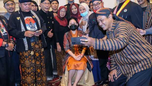 Ketua DPR Puan Maharani beraudiensi dengan perwakilan Lembaga Pelindung dan Pelestari Budaya Nusantara (LP2BN) dan kelompok pendamping Program Keluarga Harapan (PKH) Surabaya.