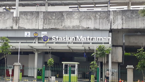 Bangunan Stasiun Matraman di Jalan Matraman Raya, Bidara‎cina, Jakarta Timur, masih dalam proses penyelesaian pembangunan, Kamis, 16 Juni 2022.