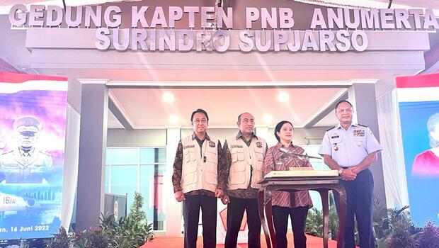 Kasau Marsekal Fadjar Prasetyo bersama Ketua DPR Puan Maharani meresmikan gedung Kapten Penerbang (KPT PNB) Anumerta Surindro Supjarso di area Lanud Iswahjudi, Magetan, Jawa Timur, Kamis, 16 Juni 2022.