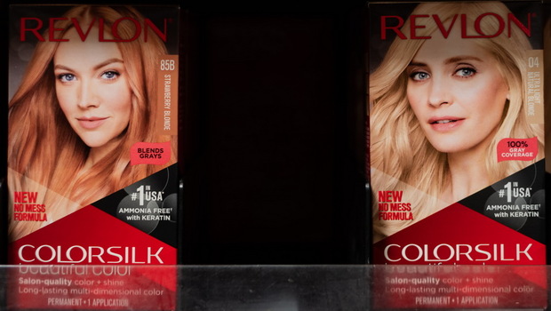 Produk rambut Revlon terlihat di Supercenter Walmart, Houston, Texas, AS pada Kamis 16 Juni 2022 di. Revlon, raksasa kosmetik berumur 90 tahun, mengajukan permohonan kebangkrutan.