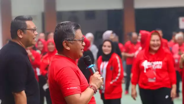 Sekjen PDIP Hasto Kristiyanto dan Ketua DPP Eriko Sotarduga tampak bersiap melakukan senam Sicita di halaman Sekolah Partai Lenteng Agung, Jumat, 17 Juni 2022 pagi. 