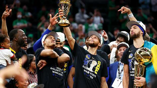 Selebrasi pemain Golden State Warriors yang sukses meraih gelar juara NBA 2022.