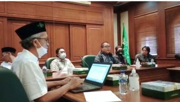 Senior Partner Integrity Law Firm, Denny Indrayana, bersama masyarakat Kalimantan Selatan (Kalsel) mengadukan masalah konflik lahan ke Pengurus Besar Nahdlatul Ulama (PBNU) di Jakarta, Kamis, 16 Juni 2022.