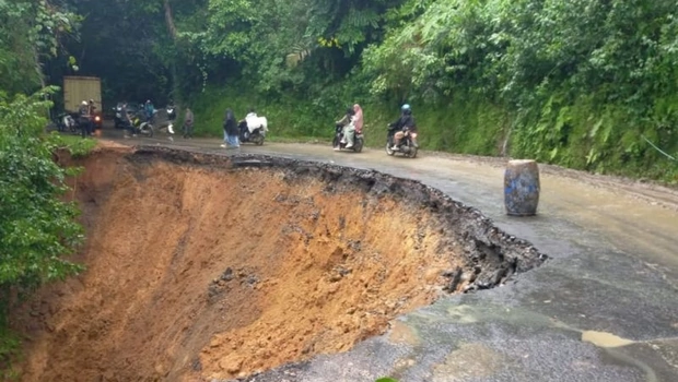 Jalan utama menuju Selatan Cianjur, Jawa Barat, tepatnya di Kecamatan Tanggeung, amblas sepanjang 50 meter, sehingga tidak dapat dilalui sementara, Sabtu, 18 Juni 2022.