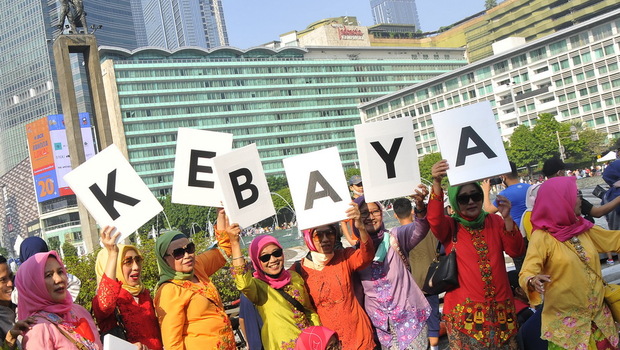 Sejumlah peserta perempuan berkebaya Indonesia berswafoto saat berolahraga di Hari Bebas Kendaraan Bermotor (HBKB) di Jakarta, Minggu 19 Juni 2022. Kegiatan tersebut dalam rangka pelestarian kebaya sebagai warisan leluhur dan upaya mendaftarkan kebaya ke UNESCO sebagai warisan budaya tak benda asal Indonesia.