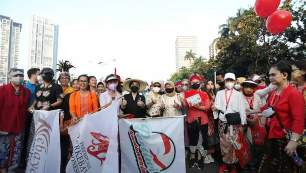 Pembukaan jalan santai perempuan berkebaya di Jakarta, Minggu, 19 Juni  2022.