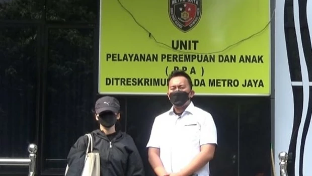 Seorang perempuan berinisial LK (30), warga Pluit, Jakarta Utara, mendatangi Polda Metro Jaya, Senin 20 Juni 2022.