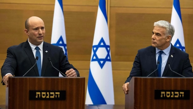 Perdana Menteri Israel Naftali Bennett (kiri) dan Menteri Luar Negeri Yair Lapid membuat pernyataan bersama kepada pers di Yerusalem pada Senin 20 Juni 2022.