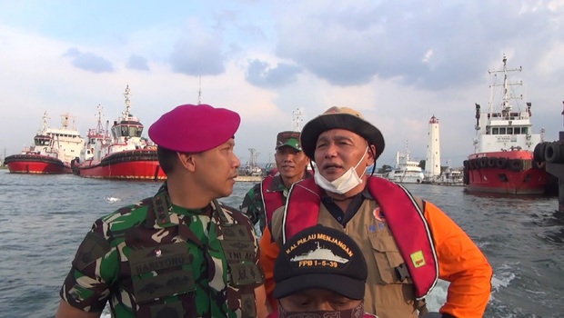 Kepala BPBD Jateng, Bergas C Penanggungan bersama Danlanal Semarang, Kolonel Marinir Haryono Masturi memonitor rob di Laut Jawa.