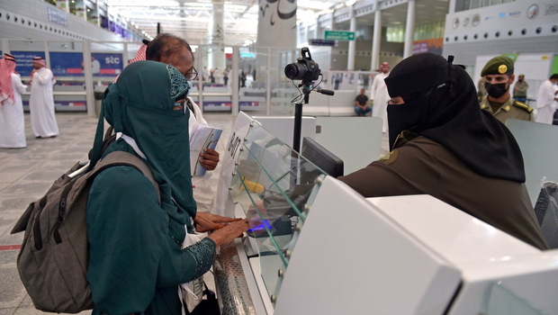 Jemaah haji melewati pemeriksaan paspor setibanya di Bandara Internasional King Abdulaziz di kota pesisir Laut Merah Jeddah, Arab Saudi, pada 5 Juni 2022. 