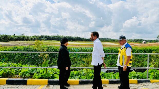 Presiden Joko Widodo bersama Ketua DPR Puan Maharani mengunjungi Bendungan Sepaku, Kabupaten Penajam Paser Utara, Kalimantan Timur, Rabu, 22 Juni 2022.