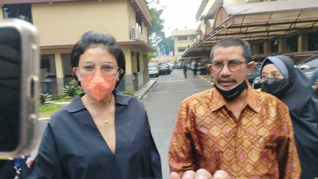 Nikita Mirzani didampingi kuasa hukumnya  Fahmi Bachmid di Propam Mabes Polri, Rabu, 22 Juni 2022.